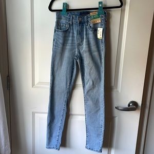 Brand new jeans size 4 short. Aeropostale high rise jegging.